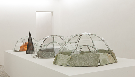 Sei piccoli igloo di Mario Merz Sei piccoli igloo di Mario Merz